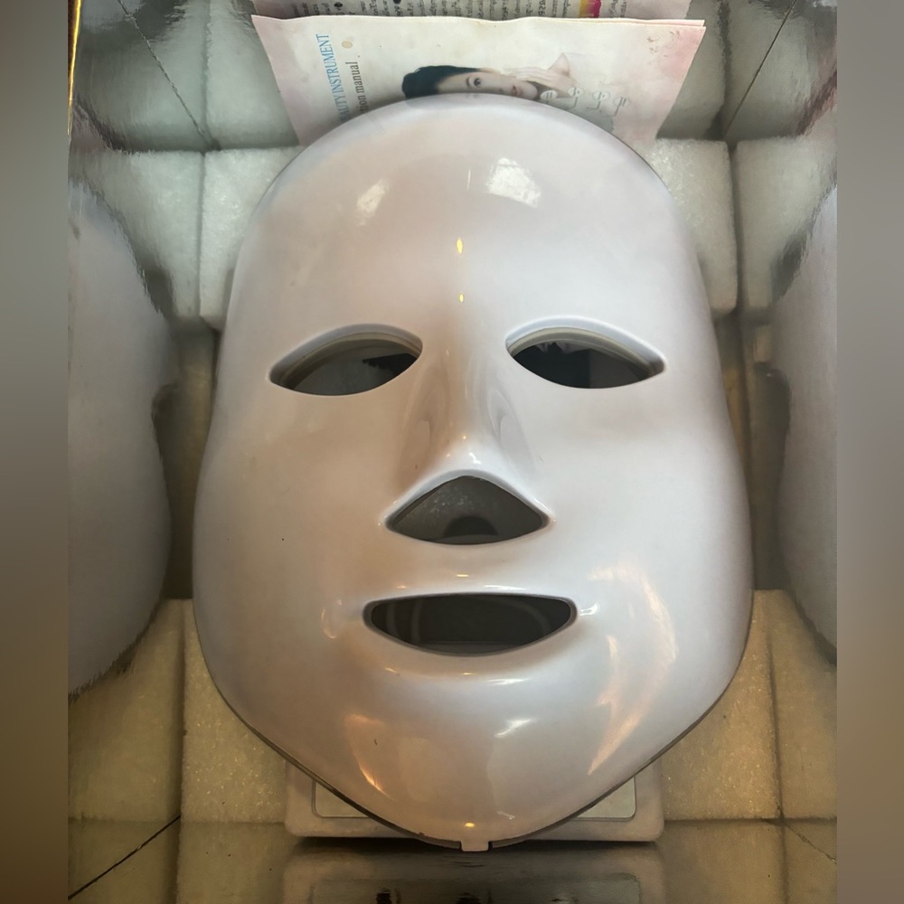 Colourful LED Beauty Mask - Picture 8 of 9